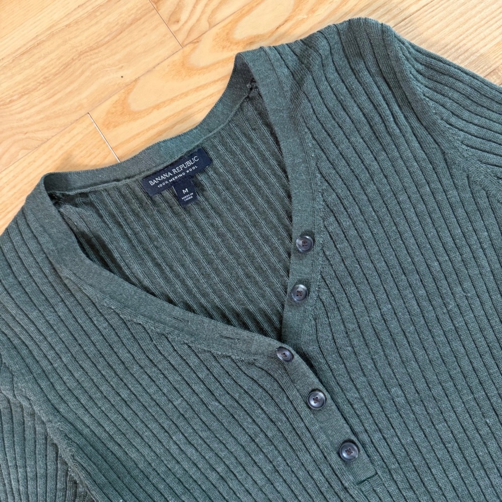 Banana Republic 100% Merino Wool Ribbed Henley Knit Top Womens Sz Medium Sweater